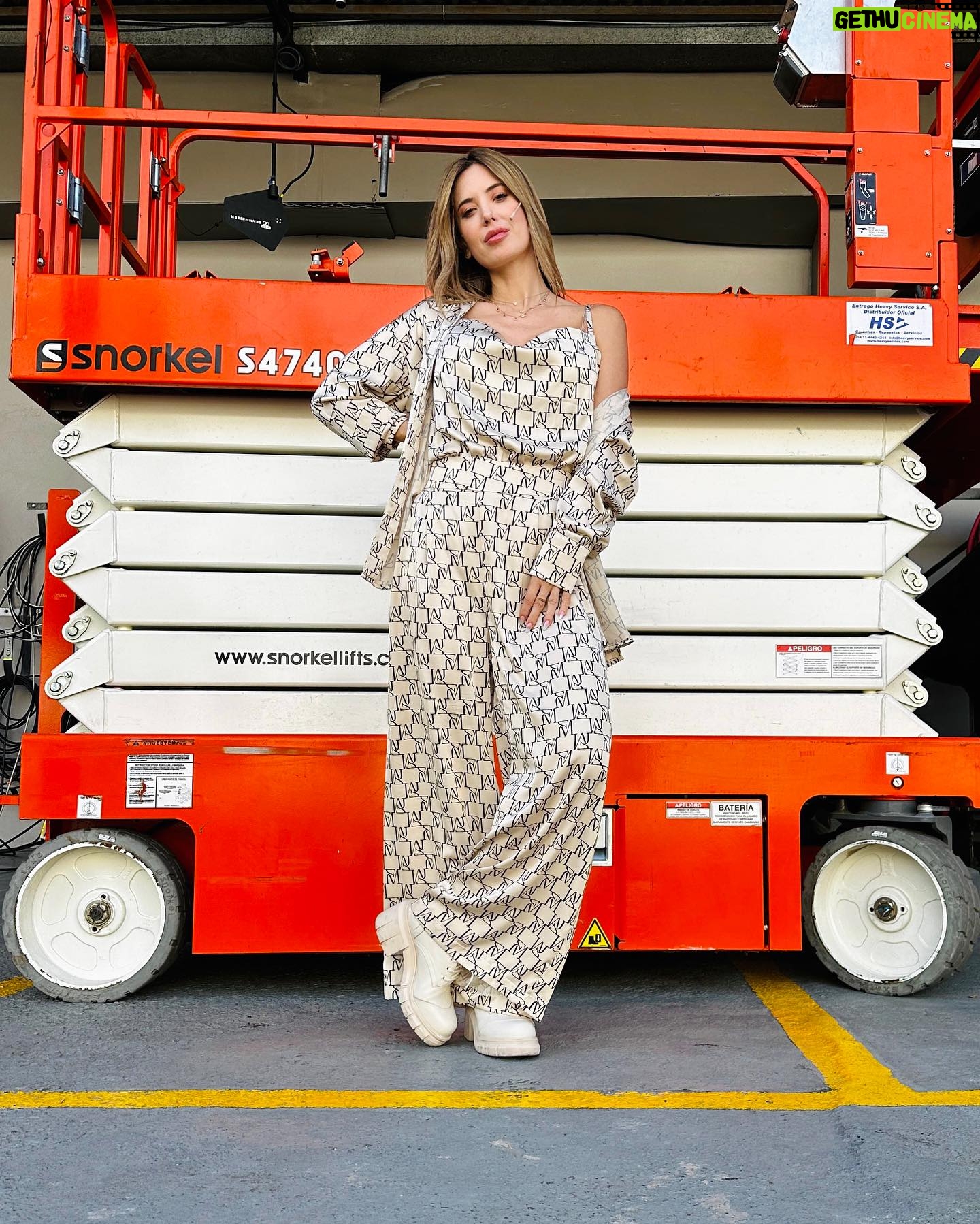Jésica Cirio Instagram - ⭐️ La Peña de Morfi 📷⭐️
1. Este look 🔥 @parisbyflormonis @rickysarkany
2. Pasillos 📽️
3. Muy Argentino🇦🇷 @latylam_
4. Pelo y make up @bernardo.sever 💄👩🏽
5. Tonos claros 🤍
6. Con dos genios @dieleuco @cesarpueyrredonok
7. En estudio 🎬
8. Nos divertimos @mirandaenvivo
