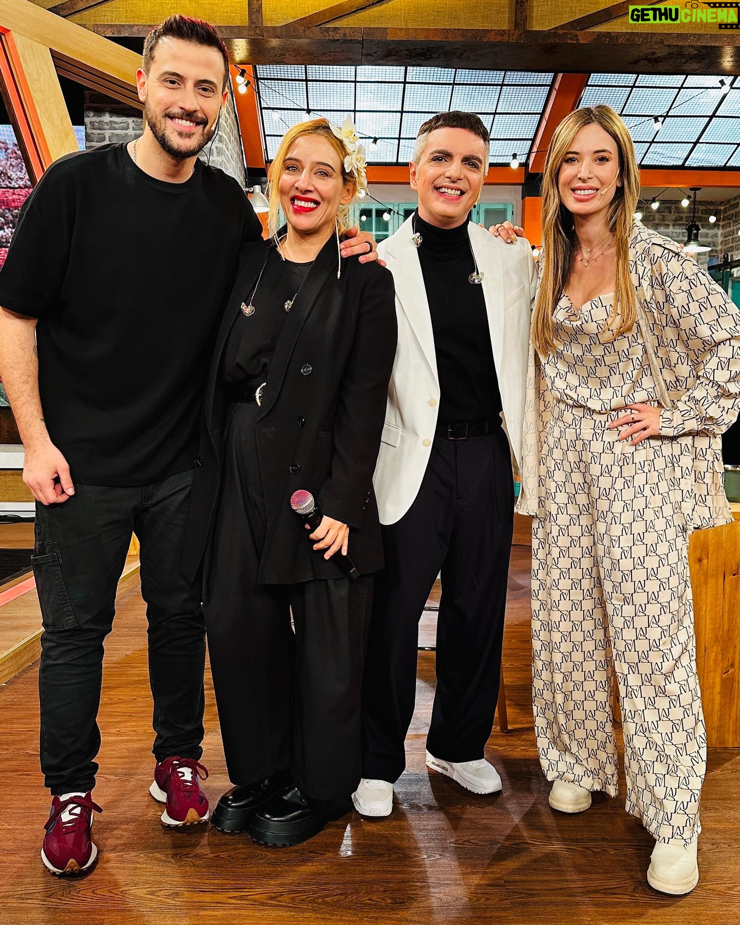 Jésica Cirio Instagram - ⭐️ La Peña de Morfi 📷⭐️
1. Este look 🔥 @parisbyflormonis @rickysarkany
2. Pasillos 📽️
3. Muy Argentino🇦🇷 @latylam_
4. Pelo y make up @bernardo.sever 💄👩🏽
5. Tonos claros 🤍
6. Con dos genios @dieleuco @cesarpueyrredonok
7. En estudio 🎬
8. Nos divertimos @mirandaenvivo