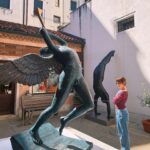 Clara Galle Instagram - El “Ángel triunfante” (Foto 2) de Dalí: Una expresión poética del mundo de los sueños y la fantasía. 
Mirar fotografías hechas en analógico te hace sentir un poco así, ¿no? Parecen sueñitos encriptados; los ojos gritan, más que nunca, cómo se encuentra el alma. Pasan por el cuarto más oscuro para revelarse aunque poses en broma. El subconsciente está presente como el que más, no te dejan mentir.