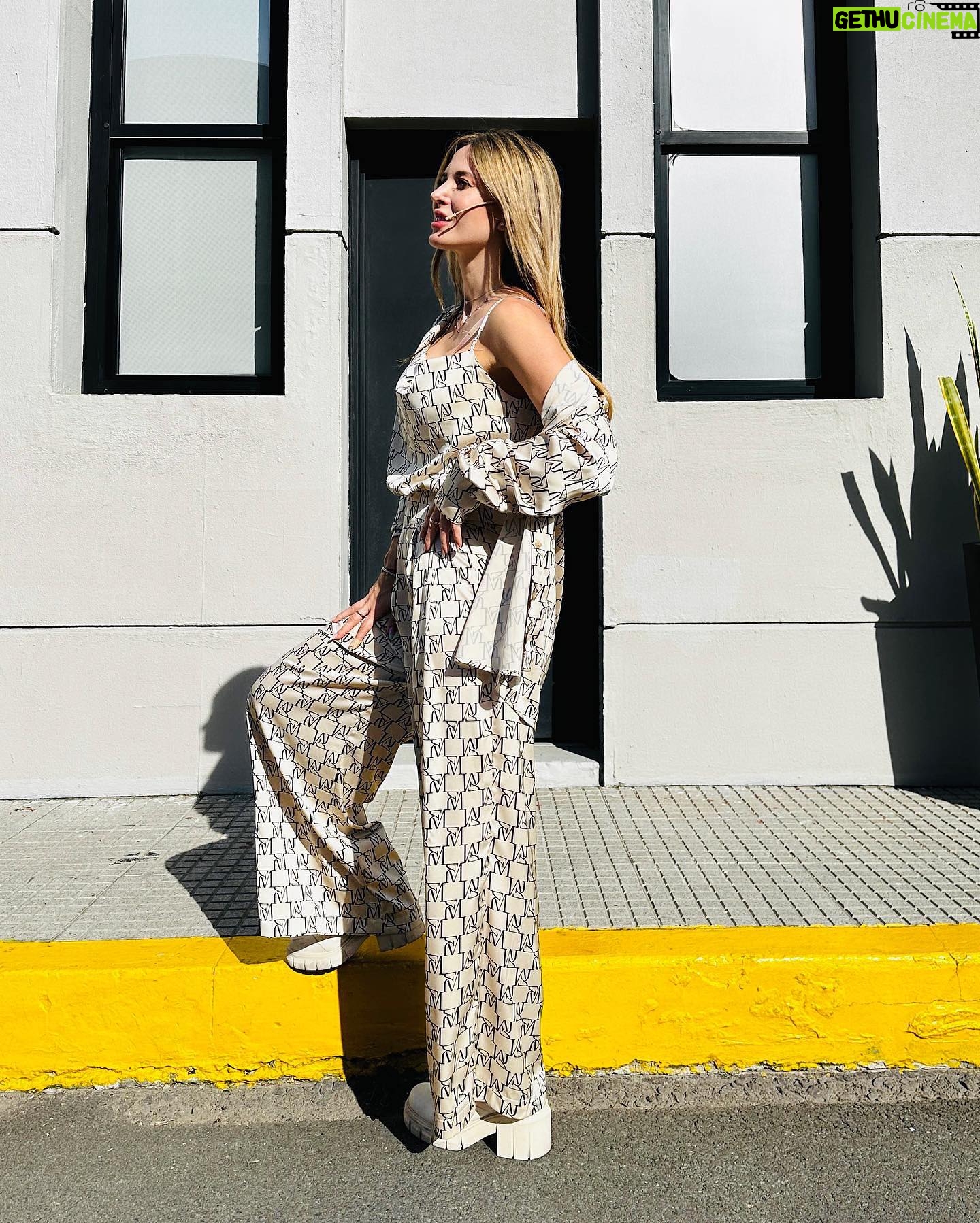 Jésica Cirio Instagram - ⭐️ La Peña de Morfi 📷⭐️
1. Este look 🔥 @parisbyflormonis @rickysarkany
2. Pasillos 📽️
3. Muy Argentino🇦🇷 @latylam_
4. Pelo y make up @bernardo.sever 💄👩🏽
5. Tonos claros 🤍
6. Con dos genios @dieleuco @cesarpueyrredonok
7. En estudio 🎬
8. Nos divertimos @mirandaenvivo