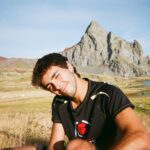 Clara Galle Instagram - “Yo empleo el tiempo charlando con los árboles del patio. Los niños tímidos y los árboles se llevan bien. Forjan grandes amistades. Hablo mucho con ellos y ellos me responden. Como el niño del mito, criado en la jungla por lobos, me amamanta una manada de árboles, los árboles me enseñan su idioma translúcido, las infinitas maneras que tienen de socorrernos”. 

Del libro “Notas a pie de instante” de Jesús Montiel