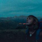 Clara Galle Instagram - “Yo empleo el tiempo charlando con los árboles del patio. Los niños tímidos y los árboles se llevan bien. Forjan grandes amistades. Hablo mucho con ellos y ellos me responden. Como el niño del mito, criado en la jungla por lobos, me amamanta una manada de árboles, los árboles me enseñan su idioma translúcido, las infinitas maneras que tienen de socorrernos”. 

Del libro “Notas a pie de instante” de Jesús Montiel
