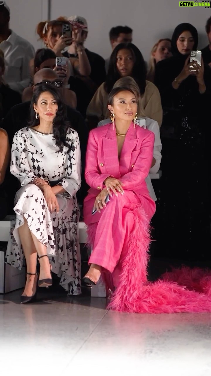 Jeannie Mai Instagram - So proud to come and support you @luxurylaw. Each look tells a story, and you have an undeniable way of making fashion inventive. Congrats @falgunishanepeacock × #LawRoach 🩷