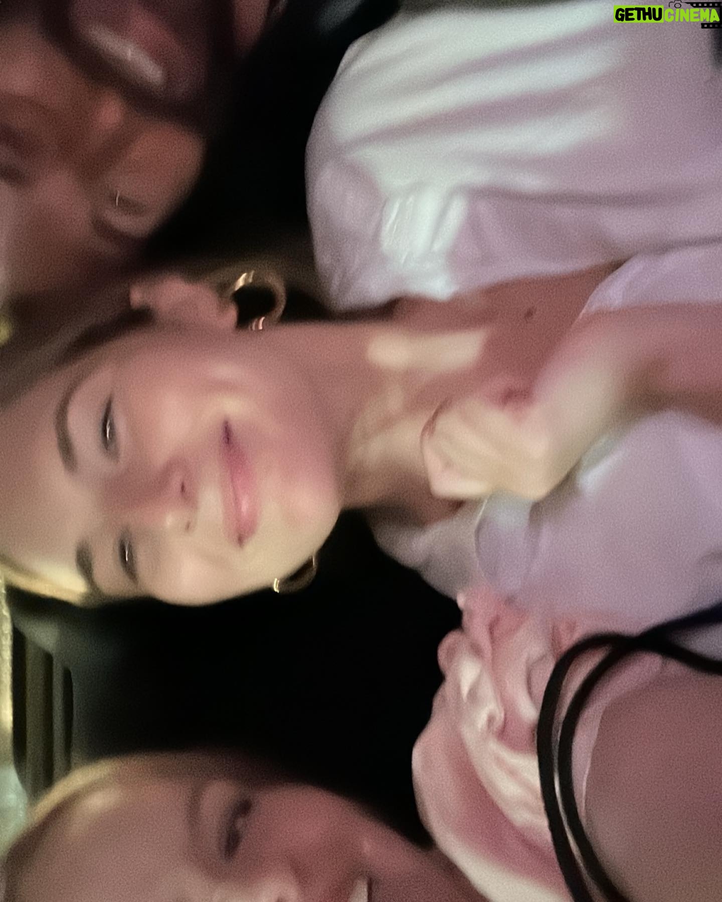Nicola Coughlan Instagram - I luv my pals and I luv New York
Thank you for bringing me @aerlingus I luv ya too 🥰