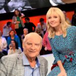Valeriya Instagram - Уходит эпоха. Не стало Николая Николаевича Добронравова, легендарного поэта-песенника, спутника жизни и соавтора Александры Николаевны Пахмутовой.
Стихи, написанные Николаем Николаевичем, вошли в жизнь каждого человека прекрасными песнями, которые поет уже не одно поколение. Какой же это был человек, абсолютно оправдовавший свою фамилию—  доброго нрава, милый, внимательный –именно таким он и останется в моей памяти, а стихи его будут продолжать жить. 
"Светит незнакомая звезда.
Снова мы отоpваны от дома.
Снова между нами гоpода,
Взлетные огни аэpодpома.
Здесь у нас туманы и дожди.
Здесь у нас холодные pассветы.
Здесь на неизведанном пути
 Ждут замысловатые сюжеты."
🙏🙏🙏