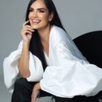 Scarlet Ortiz Instagram - Quien es feliz consigo y con lo que le rodea “No Habla Mal de Nadie” y no afirma hechos que desconoce! 
La ignorancia  es atrevida!!! 
Dar una opinión con respeto es muy distinto a hablar desde el rencor y la desinformación! Hagamos la tarea de pensar antes de hablar para no dañar, no pensemos solo en los “Likes”
Los invito a SER FELICESSSS 🙌🏻💜🎉 
Gracias por esta foto: 
@clx.icons 
@josematafotografia @bysamcourt @gabypinomakeup @byefrainmogollon 
#sefeliz #viveydejavivir #scarletortiz