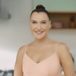Şevval Sam Instagram - Ferre hava fritözü ve buhar destekli pişirme fonksiyonlarını yeni fırını Ferre Fryart Steam’de bir araya getirdi. Mutfakta olmanın keyfiyle şarkı söyleyip dans ettiğim reklam filmi yayına girdi. 💃🏻 Ankastre, Ferre. Zevkle… @ferreturkiye #işbirliği 🩵💙🩵💙🩵
Elbise @tarikedizofficial 
Styling @sburcucam 
@816styling