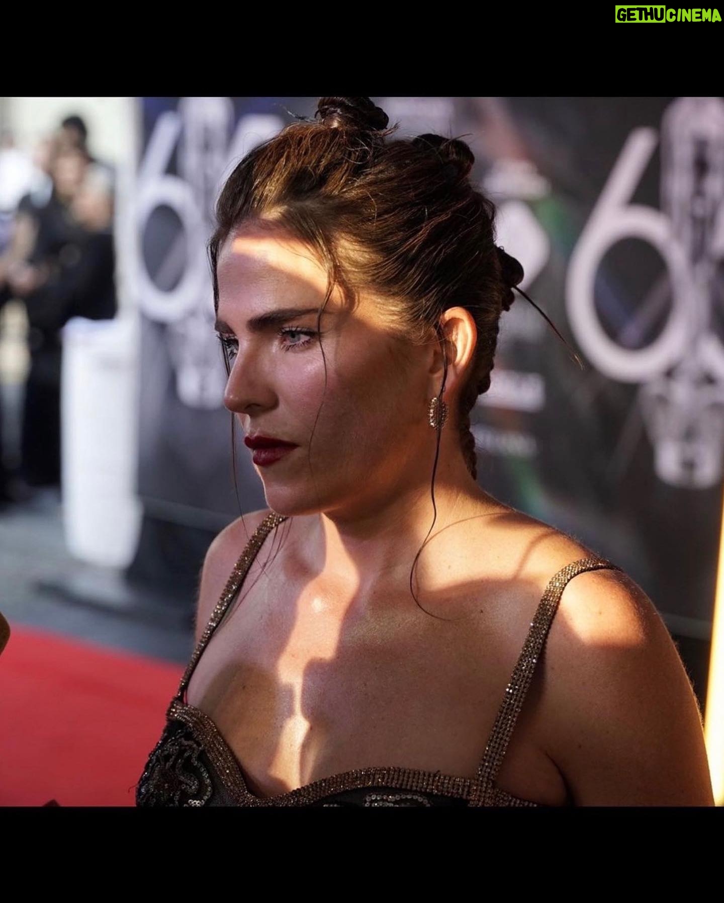Karla Souza Instagram - Hacer cine me dió oxigeno cuando sentía que me ahogaba.
Hacer cine me cuestiona, me afronta, y me hace dudar de lo que creo saber con certeza.
El cine no me deja mentir y me forza a vivir en el presente en un mundo que lleva prisa.
El cine me dió un arma con la cual defenderme.
Gracias @academiacinemx por no dejar que la celebración a nuestro cine muriera este año. Felicidades por sus 65 años!
Look @dolcegabbana
Jewelry @cartier
Stylist @danireyesoficial
Makeup @salvadorgonzalezmakeup
Hair @ernestovargas_hair
Photos @ivanrizophoto