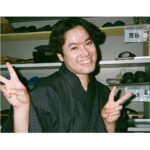 Minami Hamabe Instagram - 『らんまん』今週もご視聴ありがとうございました🦨
あと2週間でお別れかと思うと寂しいですね…
バトンタッチセレモニーで神木さんがお話されておりましたが、撮影は全編無事に終了しています🦨
既に懐かしい写真たちが現像で手元に戻ってきたので、少しずつ共有させていただきます🦨🦨

1枚目 笑顔の藤丸
2枚目 尊敬してやまないみえおばさん
寿恵子は自分でお店を仕切っていく中で、尊敬しているみえおばさんのように、そしてみえおばさん譲りの才を感じる女将さんになれればなと思って演じていました🦨
3枚目 永守さま 
大志くん賭ケグルイぶりでしたかね…久しぶりにお会いできました🦨シンプル扮装でご一緒したことはなかったのでちょっと新鮮でした🦨 頭切れちゃったのは本当に本当に申し訳ないです…
4枚目 藤丸
5枚目 藤丸

次の月曜からは25週が始まります🦨
淡竹が約120年ぶりに開花したのは、吉兆か凶兆か…
最後まで『らんまん』を見届けていただけると嬉しいです🦨よろしくお願いいたします🦨🦨