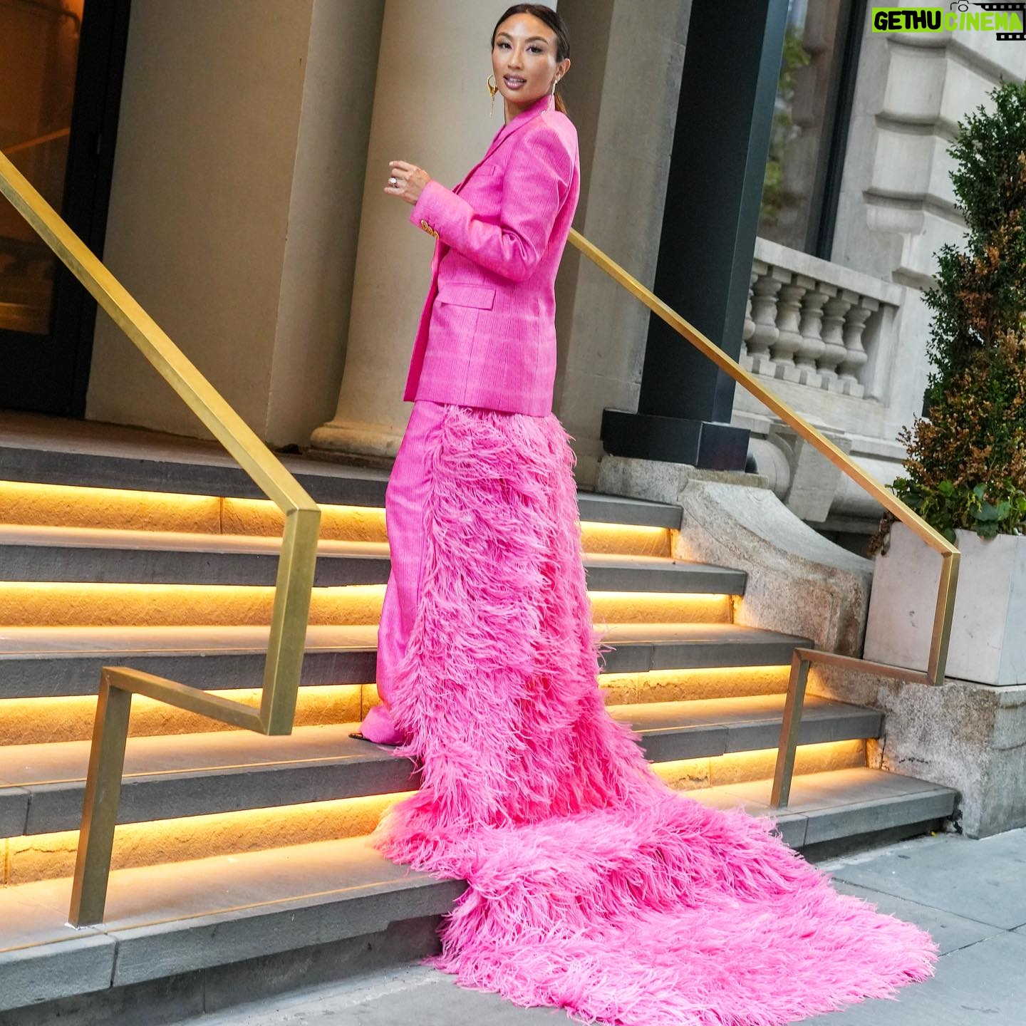 Jeannie Mai Instagram - You’re welcome NY, for my complimentary street cleaning 🩷