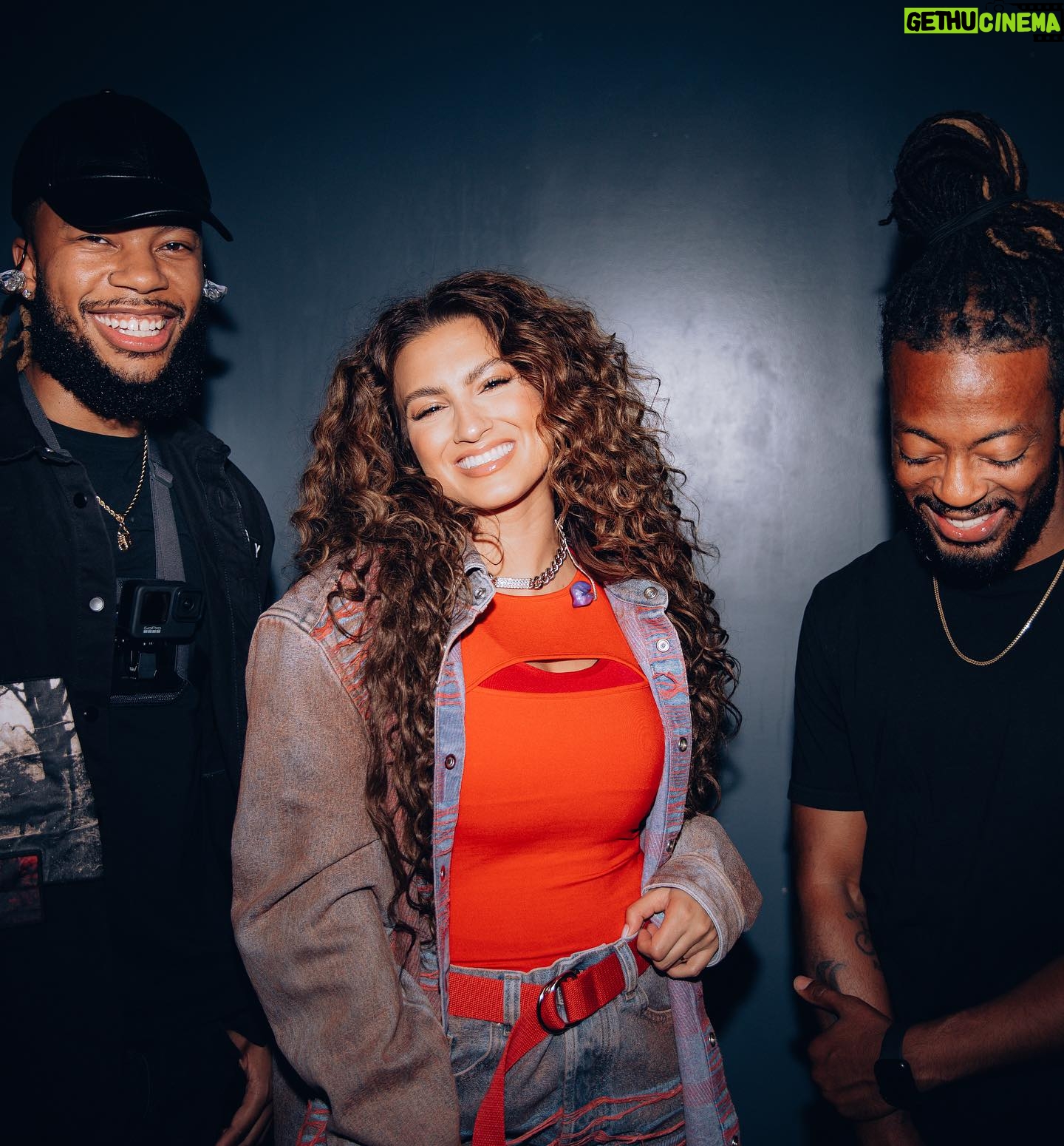 Tori Kelly Instagram - yall sang a whole 2 songs (including harmonies & adlibs) without me even on stage lol 🤯🔥