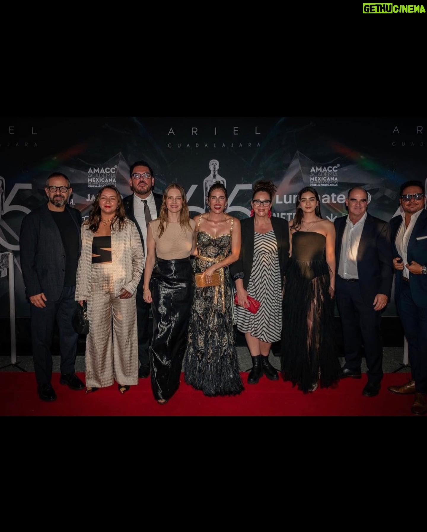 Karla Souza Instagram - Hacer cine me dió oxigeno cuando sentía que me ahogaba.
Hacer cine me cuestiona, me afronta, y me hace dudar de lo que creo saber con certeza.
El cine no me deja mentir y me forza a vivir en el presente en un mundo que lleva prisa.
El cine me dió un arma con la cual defenderme.
Gracias @academiacinemx por no dejar que la celebración a nuestro cine muriera este año. Felicidades por sus 65 años!
Look @dolcegabbana
Jewelry @cartier
Stylist @danireyesoficial
Makeup @salvadorgonzalezmakeup
Hair @ernestovargas_hair
Photos @ivanrizophoto