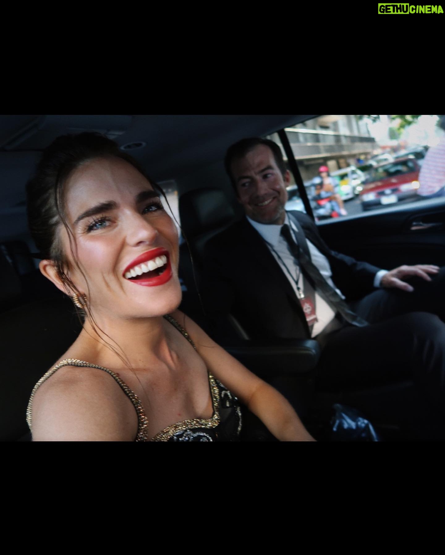 Karla Souza Instagram - Hacer cine me dió oxigeno cuando sentía que me ahogaba.
Hacer cine me cuestiona, me afronta, y me hace dudar de lo que creo saber con certeza.
El cine no me deja mentir y me forza a vivir en el presente en un mundo que lleva prisa.
El cine me dió un arma con la cual defenderme.
Gracias @academiacinemx por no dejar que la celebración a nuestro cine muriera este año. Felicidades por sus 65 años!
Look @dolcegabbana
Jewelry @cartier
Stylist @danireyesoficial
Makeup @salvadorgonzalezmakeup
Hair @ernestovargas_hair
Photos @ivanrizophoto