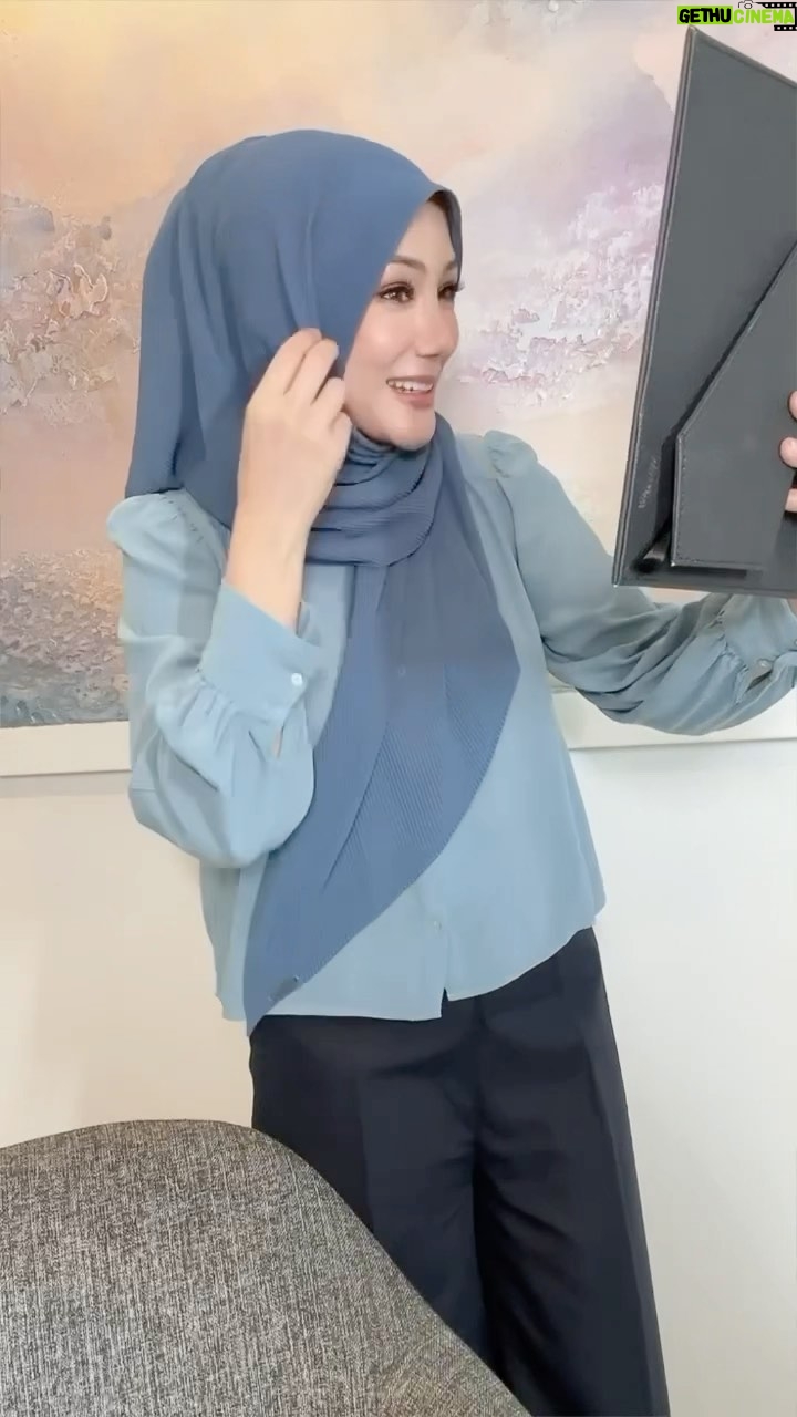 Erra Fazira Instagram - Kadang2 susah nak control makan..
kadang2 sibuk sampai tak sempat makan, kadang2 tak tau nak makan apa..
tapi kalau tak makan.. nanti tak ada tenaga.. bila tak ada tenaga.. tak bole nak perform keje.. hmmm macam2 kannn..π«£
.
haaaa rupanya takyah nak pening2.. Fibremeal latte butterscotch solusi nya .. jom cuba sama2 π₯°π
@nurul_arija