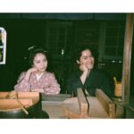 Minami Hamabe Instagram - 『らんまん』今週もご視聴ありがとうございました🦨
あと2週間でお別れかと思うと寂しいですね…
バトンタッチセレモニーで神木さんがお話されておりましたが、撮影は全編無事に終了しています🦨
既に懐かしい写真たちが現像で手元に戻ってきたので、少しずつ共有させていただきます🦨🦨

1枚目 笑顔の藤丸
2枚目 尊敬してやまないみえおばさん
寿恵子は自分でお店を仕切っていく中で、尊敬しているみえおばさんのように、そしてみえおばさん譲りの才を感じる女将さんになれればなと思って演じていました🦨
3枚目 永守さま 
大志くん賭ケグルイぶりでしたかね…久しぶりにお会いできました🦨シンプル扮装でご一緒したことはなかったのでちょっと新鮮でした🦨 頭切れちゃったのは本当に本当に申し訳ないです…
4枚目 藤丸
5枚目 藤丸

次の月曜からは25週が始まります🦨
淡竹が約120年ぶりに開花したのは、吉兆か凶兆か…
最後まで『らんまん』を見届けていただけると嬉しいです🦨よろしくお願いいたします🦨🦨