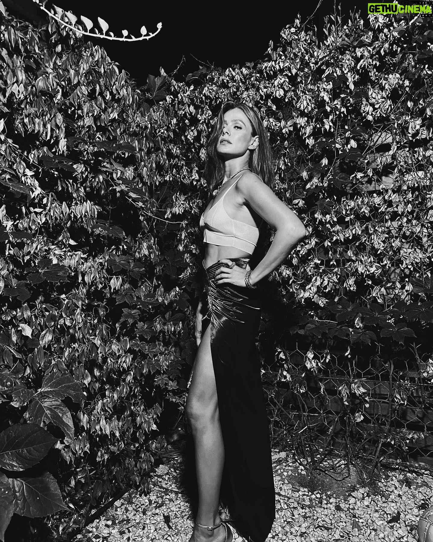 Özge Özpirinçci Instagram - Boom Shakalaka 💥
Styling @ecesisik
Makyaj @cananhzl
Saç @kaankacamak.mmbahcecik
Etek @raisavanessa
Ayakkabı & Çanta @serenauziyel
Takılar @sevanbicakcijewellery
Aynen #reklam