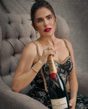 Karla Souza Instagram - ¡Un brindis por un fin de semana rodeada de amigos y colegas! #toastwithmoet
