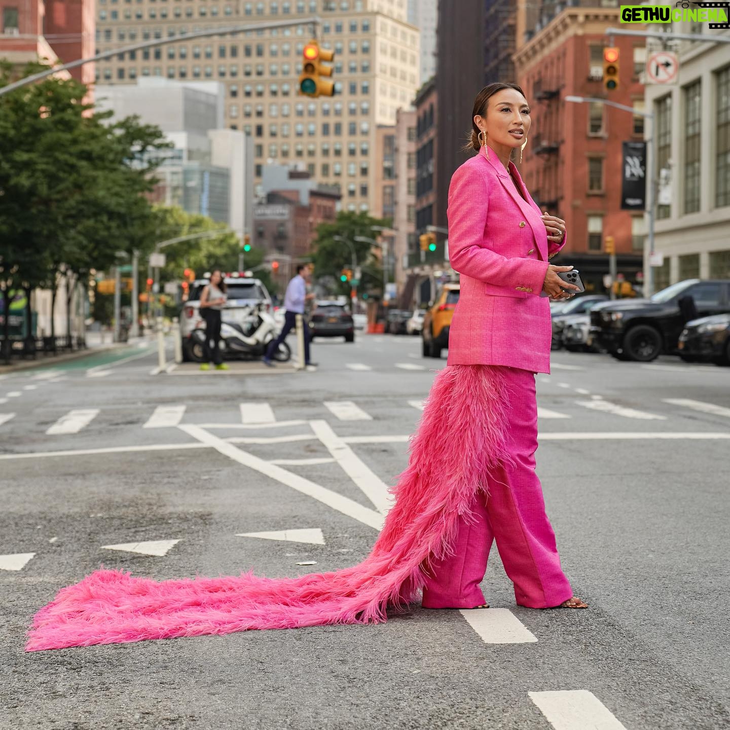 Jeannie Mai Instagram - You’re welcome NY, for my complimentary street cleaning 🩷