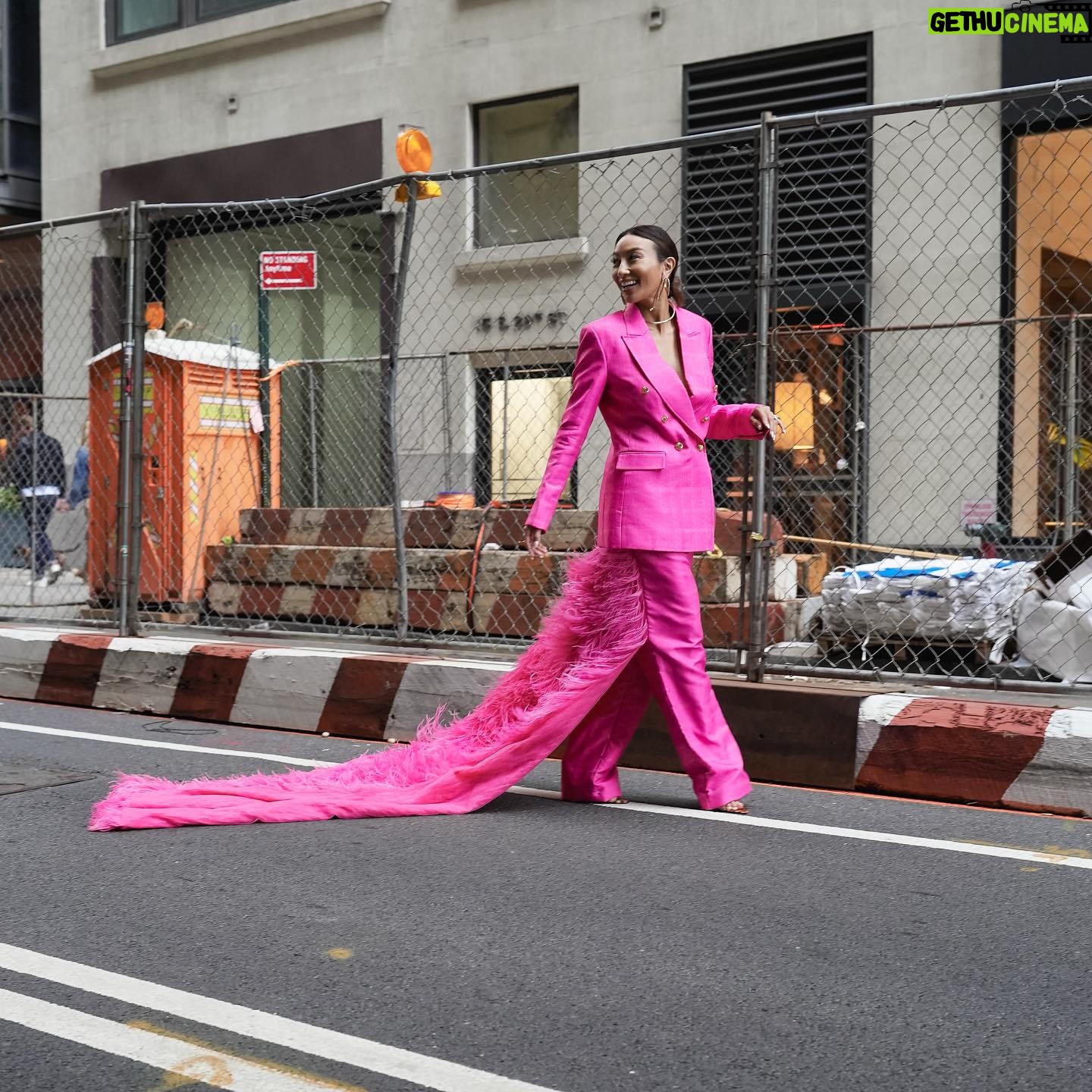 Jeannie Mai Instagram - You’re welcome NY, for my complimentary street cleaning 🩷