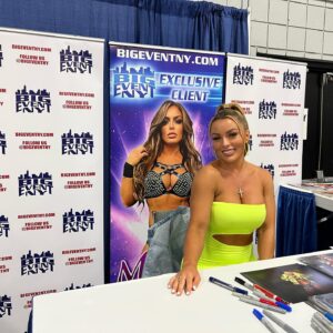 Amanda Saccomanno Instagram - @skims never disappoints 💚

So awesome meeting you all today at #TerrorCon with @bigeventny 🙏🏻