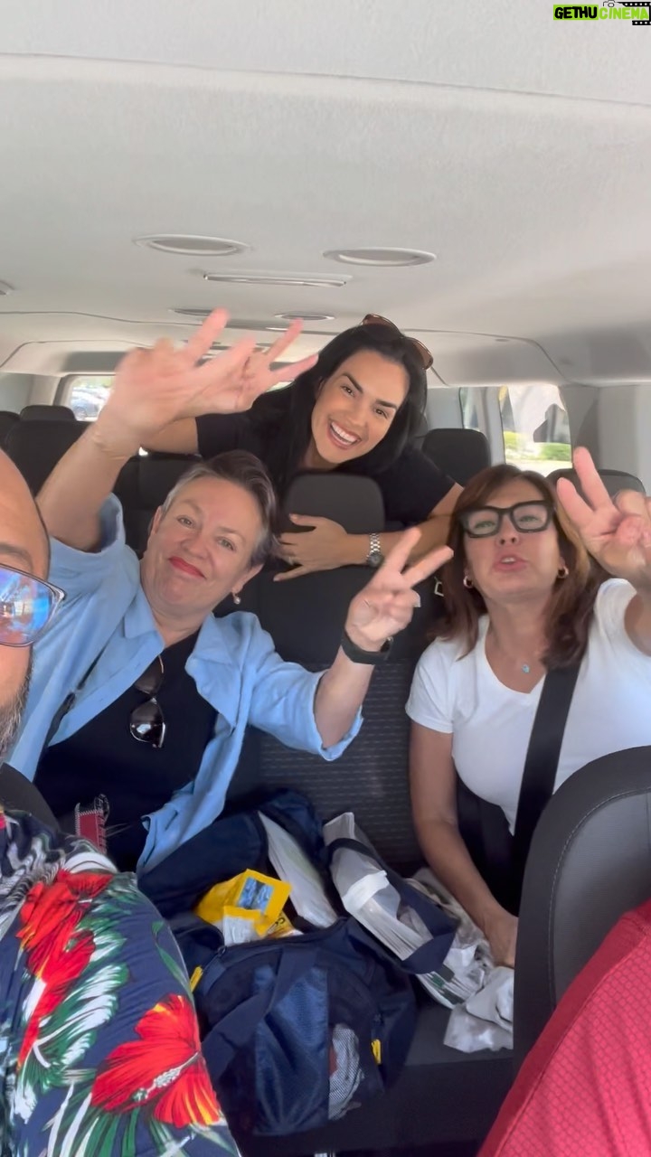 Scarlet Ortiz Instagram - En camino a nuestra función de hoy a celebrar el mes de la Hispanidad en el @bocablackbox Gracias a @guatacabocaraton y @rutateatralmiami por esta iniciativa. Gracias @hand2handmia por el apoyo y la invitación Elenco de lujo @albaroversi8 @correitamarisol @ortizscarlet #teatro #monologosdelavagina #bocaraton #actrices @elidearium #eveensler