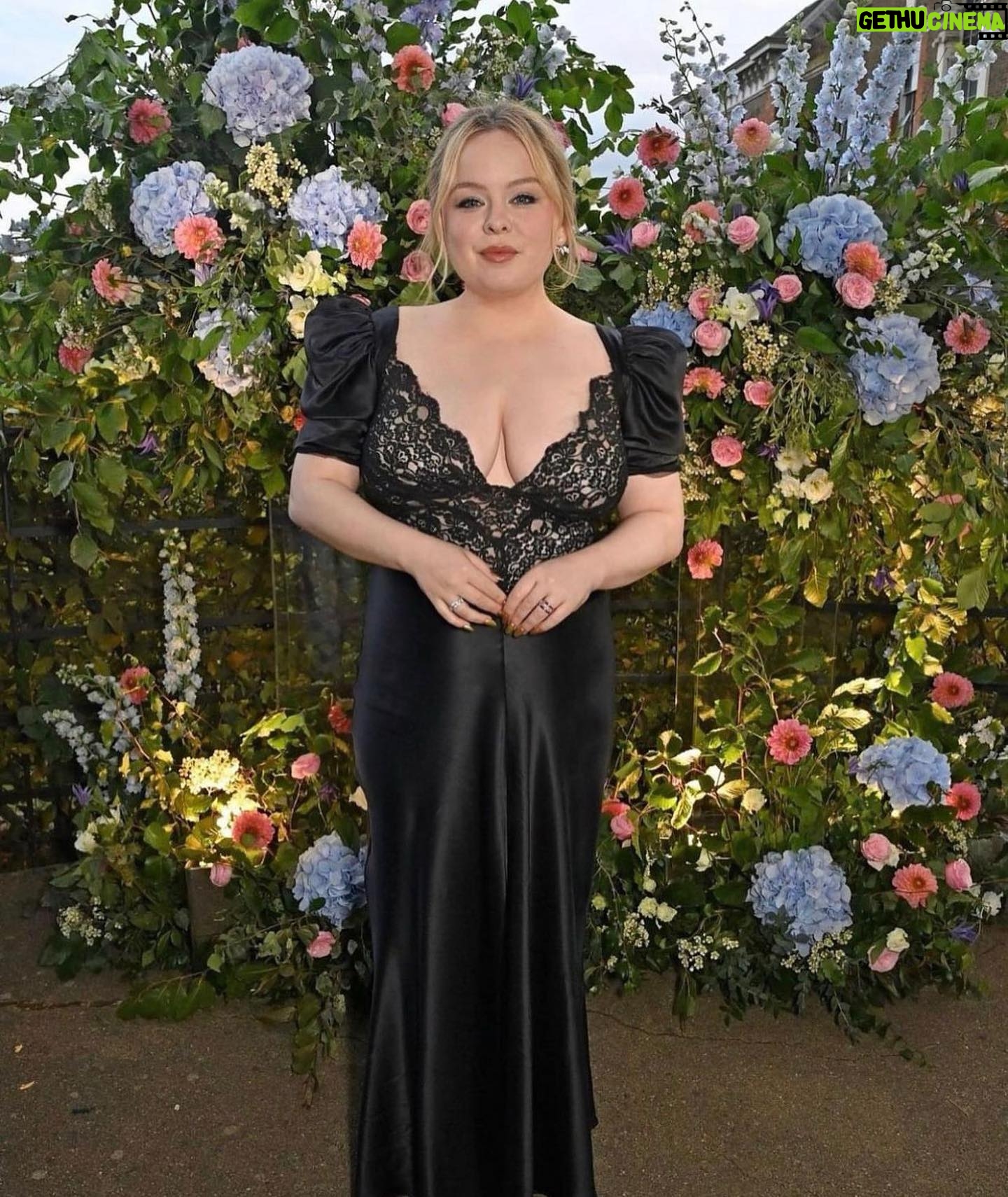 Nicola Coughlan Instagram - Wednesday I was at a party in a Palace, Sunday I’m deep cleaning the bathroom and that’s just life baby! 👸🏼 🚽
Makeup by @ciaradoesmakeup
Hair by @themanestyle
Dress by @rodarte
Jewels by @garrard