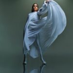 Amina Khalil Instagram - “Reflection Of The New” as featured in our latest issue.
 
@aminakhalilofficial stars in our latest cover shoot with @Balenciaga, a celebration of the confident and fearless woman, always ahead of the curve.

📸 @mannbutte
 
‎من جلسة التصوير الخاصة مع نجمة غلاف مجلة جمالكِ #أمينة_خليل و #بالنسياغا

#aminakhalil #balenciaga #jamaloukimag