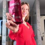 Jésica Cirio Instagram – SHOCK REPARADOR 💥
Cuando siento el pelo dañado y tengo poco tiempo me gusta usar el Shock 1 Minuto Express de @estereocolor_oficial 💞💣 que hidrata y nutre mi pelo al instante.
¿Cómo lo uso? 👉🏻 Súper sencillo: después de lavar mi pelo, lo coloco en puntas, dejo actuar 60 segundos y ¡listo! 😉💯 Probalo y contame que te pareció. 🙌🏻
🛍️ Conseguilo en farmacias o en la tienda online.