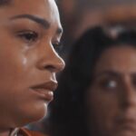 Juliana Alves Instagram - Ahhh que lindo! 🥹❤️
@bukassakabengele meu grande parceiro de jornada. Desejamos esse encontro e combinamos no atral e no começo dessa caminhada, que não sabíamos exatamente como chegaríamos ao final… E olha que lindo caminho estamos trilhando! @ehagabz brilhante chegou com tanta força e alegria e somou muito no drama da nossa família.

O nosso “axé” brilhou.

Obrigada nossos autores por essa história forte e essas tramas tão sensíveis, trazendo temas tão relevantes por meio de excelentes personagens. 
@ducarachid @julio.fischer @elisiolopesjr 

@andreluizcamara só você sabe o tamanho da tua responsabilidade nisso. 
O sucesso de uma novela com essas referências e cuidado é algo histórico.
O sucesso dessa família preta é a realização de um sonho ancestral.

Que direção importante, não só pelo ponto de vista artístico! Só como exemplo, colocar líderes negros na decoração de uma sala de tribunal dos anos 40 é o tipo de “provocação” que a gente precisa. 

Parabéns a toda equipe de cenografia, arte, figurino, camarim e caracterização, fotografia, técnica e apoio, que nos trouxeram um terreno fértil e forte para o nosso desenvolvimento. 

Parabéns e muito obrigada a todos os colegas de elenco que brilharam durante toda a novela e estão brilhando nesse julgamento eletrizante! 
HOJE TEM MAIS. E depois do julgamento… 

Esse trabalho está me tocando profundamente. 
GRATA por esse reconhecimento do público e do @jornaloglobo ✨🙏🏾🙏🏾🙏🏾🙏🏾✨
#novela #amorperfeito #wanda #oficio #atriz #jornaloglobo