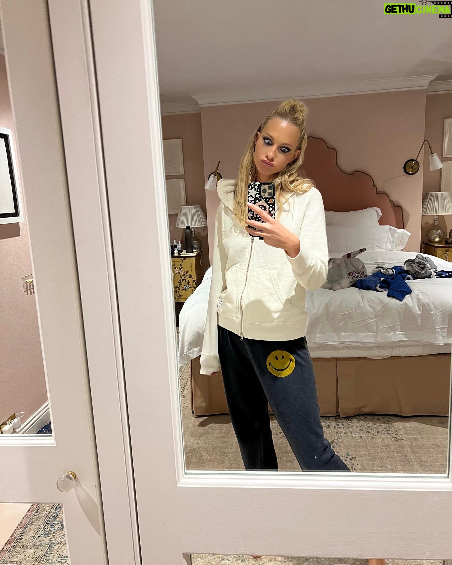 Poppy Delevingne Instagram - The perfect night for @theperfectmagazine party… 🪩 LOVE YOU @kegrand
*swipe right for end of fashion week face.
P.s. Lost & Found. Comfiest trackies ever. DM if they’re yours… 😊
Dream team ~
Styling @oliviabuckingham
Outfit @maisonvalentino
Jewels @alessandrarich
Make Up @irinacajvaneanu
Hair @kjfowles