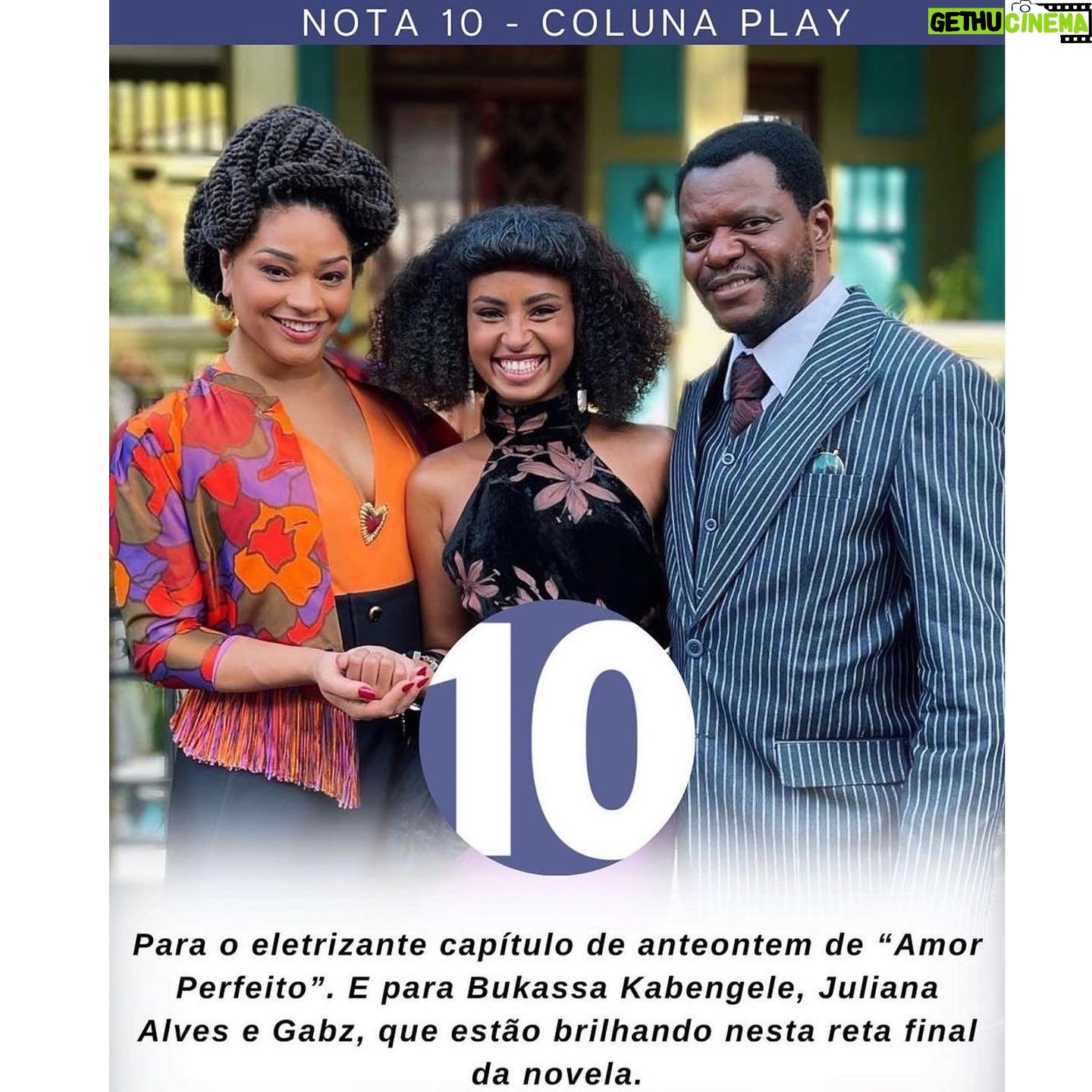 Juliana Alves Instagram - Ahhh que lindo! 🥹❤️
@bukassakabengele meu grande parceiro de jornada. Desejamos esse encontro e combinamos no atral e no começo dessa caminhada, que não sabíamos exatamente como chegaríamos ao final… E olha que lindo caminho estamos trilhando! @ehagabz brilhante chegou com tanta força e alegria e somou muito no drama da nossa família.
O nosso “axé” brilhou.
Obrigada nossos autores por essa história forte e essas tramas tão sensíveis, trazendo temas tão relevantes por meio de excelentes personagens.
@ducarachid @julio.fischer @elisiolopesjr
@andreluizcamara só você sabe o tamanho da tua responsabilidade nisso.
O sucesso de uma novela com essas referências e cuidado é algo histórico.
O sucesso dessa família preta é a realização de um sonho ancestral.
Que direção importante, não só pelo ponto de vista artístico! Só como exemplo, colocar líderes negros na decoração de uma sala de tribunal dos anos 40 é o tipo de “provocação” que a gente precisa.
Parabéns a toda equipe de cenografia, arte, figurino, camarim e caracterização, fotografia, técnica e apoio, que nos trouxeram um terreno fértil e forte para o nosso desenvolvimento.
Parabéns e muito obrigada a todos os colegas de elenco que brilharam durante toda a novela e estão brilhando nesse julgamento eletrizante!
HOJE TEM MAIS. E depois do julgamento…
Esse trabalho está me tocando profundamente.
GRATA por esse reconhecimento do público e do @jornaloglobo ✨🙏🏾🙏🏾🙏🏾🙏🏾✨
#novela #amorperfeito #wanda #oficio #atriz #jornaloglobo