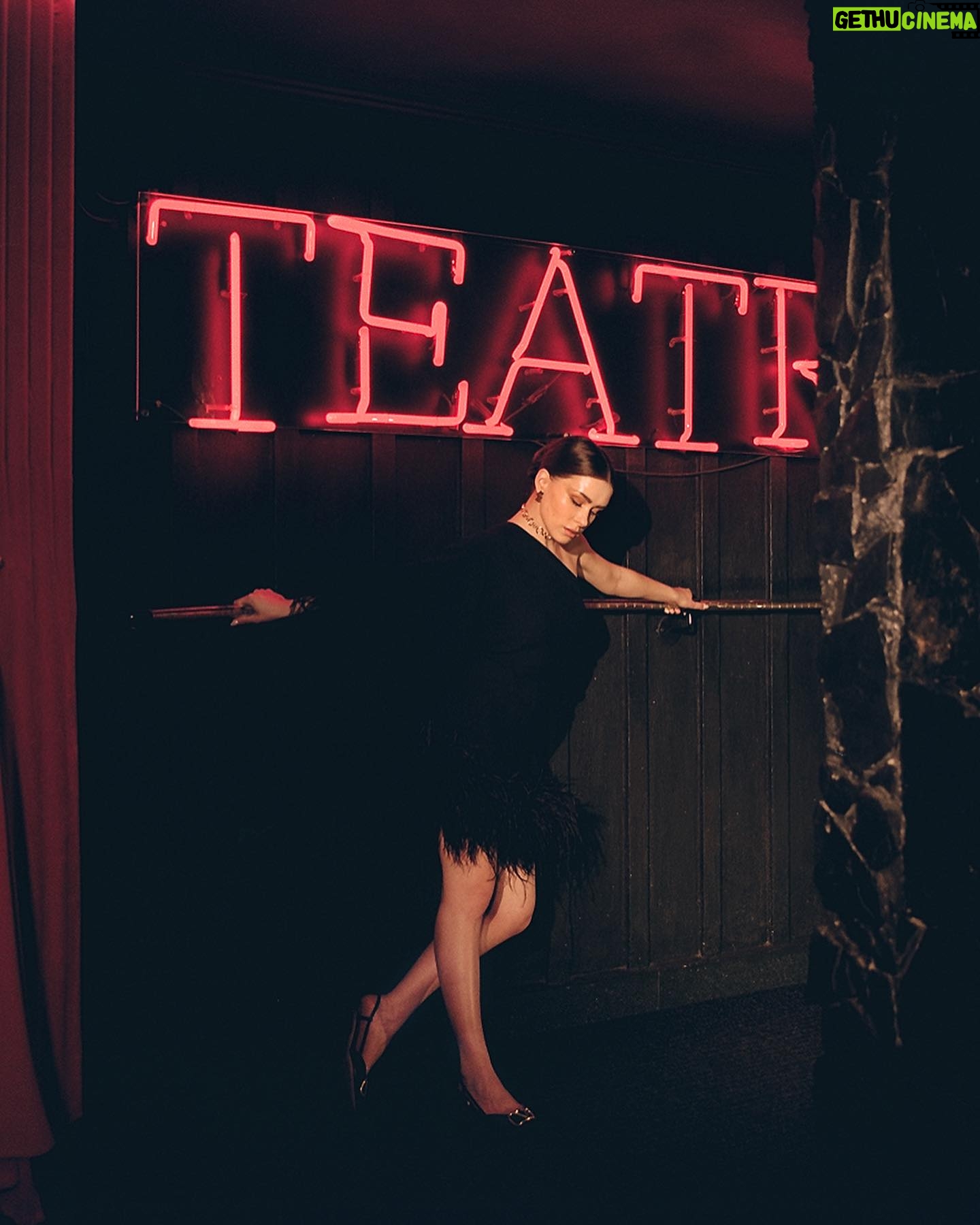 Anna-Maria Sieklucka Instagram - Teatr.
Zawsze, kiedy wychodzę na scenę, wszystko wokół przestaje dla mnie istnieć.
Radość własnego, wewnętrznego dziecka wypełnia mnie wtedy do cna. I każdy kolejny raz grania różnych charakterów staje się zawsze tym pierwszym. Niesamowite. Zatrzymuję te kadry w swojej pamięci, jako jedne z najpiękniejszych wspomnień.
Przede mną dwa nowe projekty teatralne, o których wkrótce, a dziś zapraszam Was na spektakl „Margules. Nieobecność.”
19.09 – Krasnostawski Dom Kultury
20.09 – Włodawski Dom Kultury (WDK)
13.10 – Miejski Ośrodek Kultury Jastrzębie-Zdrój
14.10 – Miejski Dom Kultury w Czechowicach-Dziedzicach
Pokazy spektakli odbywają się w ramach programu Teatr Polska, realizowanego przez Instytut Teatralny im. Zbigniewa Raszewskiego. Dofinansowano ze środków Ministerstwo Kultury I Dziedzictwa Narodowego.
📸 @wojciechfoit