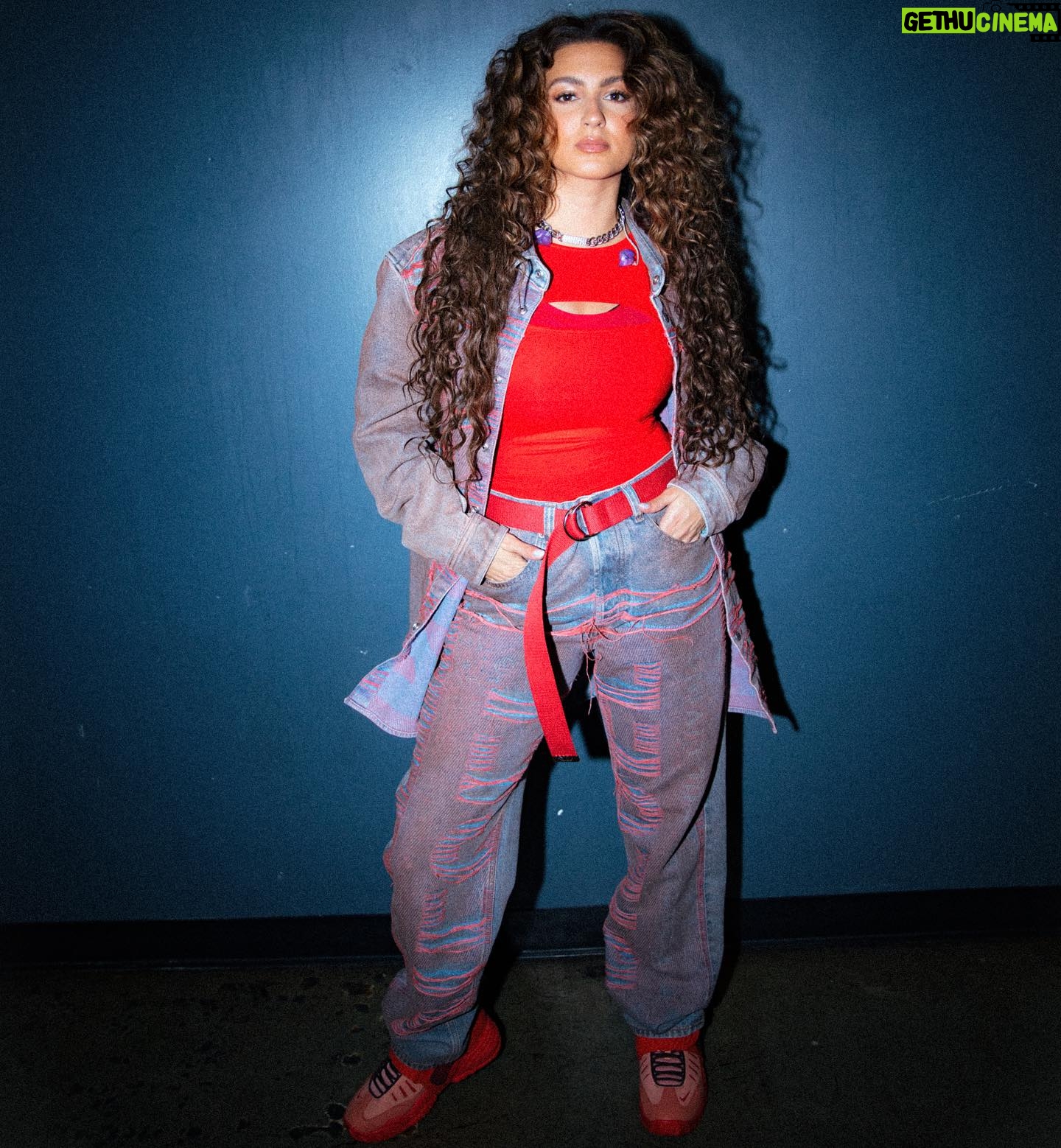 Tori Kelly Instagram - yall sang a whole 2 songs (including harmonies & adlibs) without me even on stage lol 🤯🔥