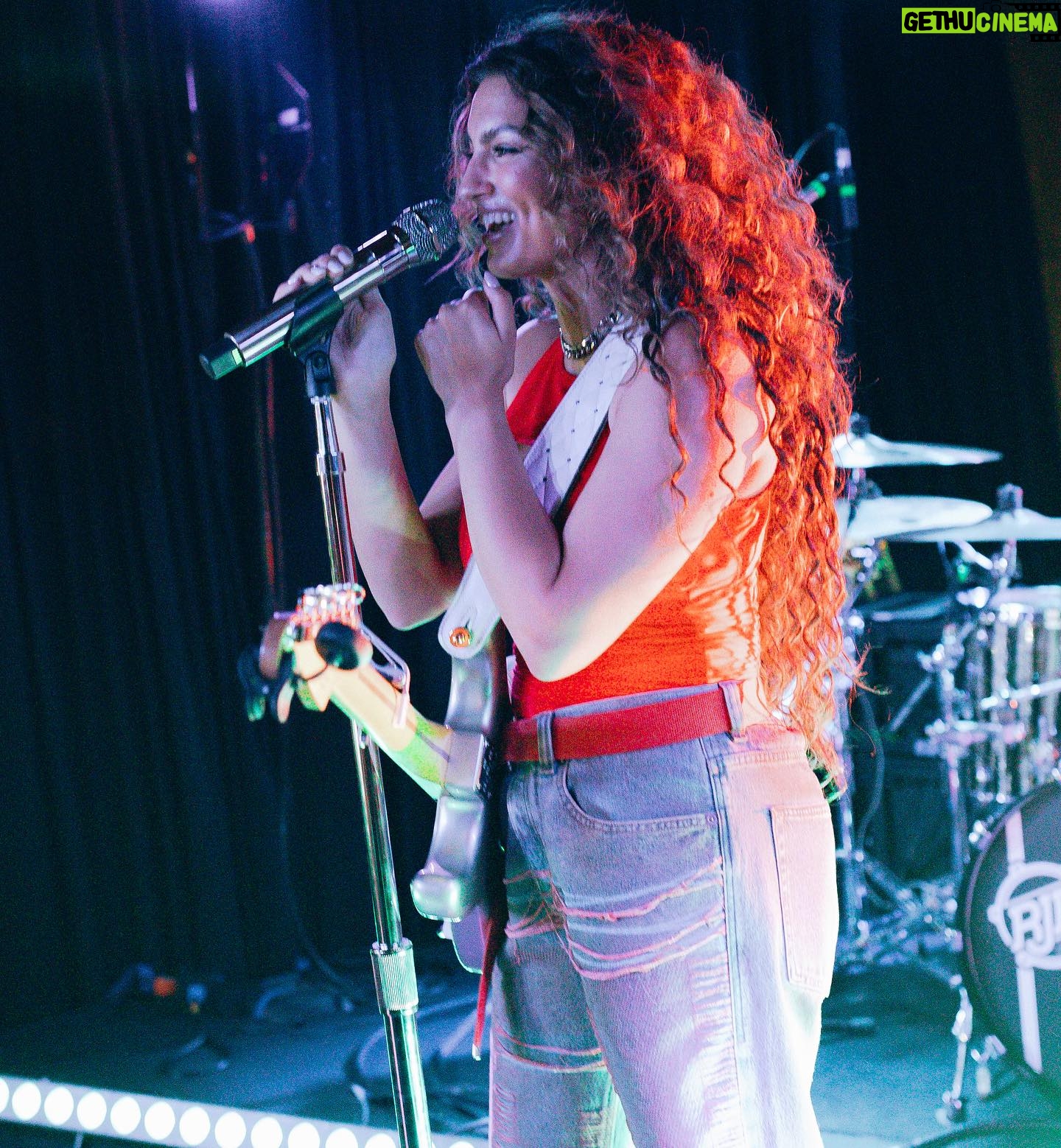 Tori Kelly Instagram - yall sang a whole 2 songs (including harmonies & adlibs) without me even on stage lol 🤯🔥