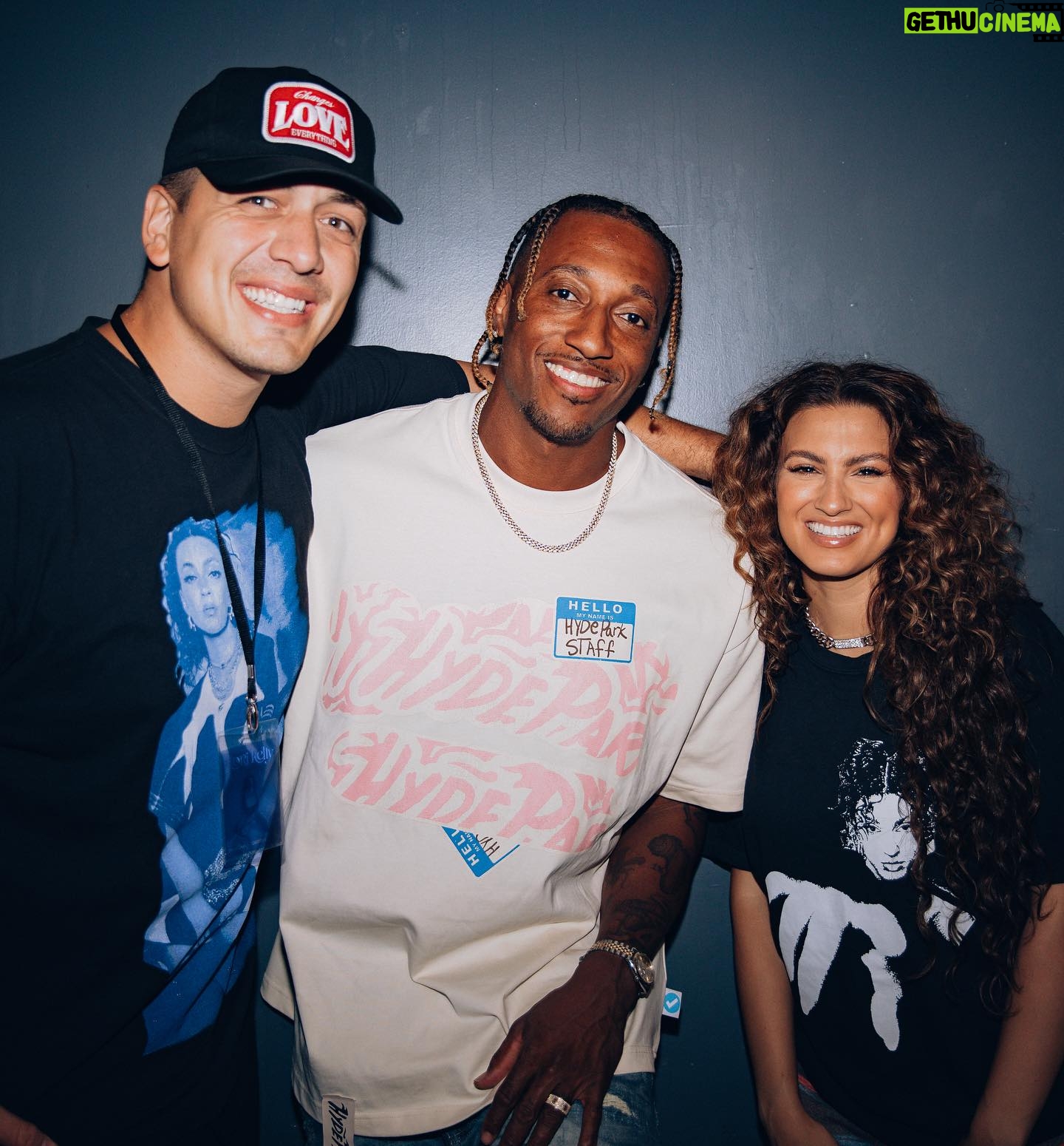Tori Kelly Instagram - yall sang a whole 2 songs (including harmonies & adlibs) without me even on stage lol 🤯🔥