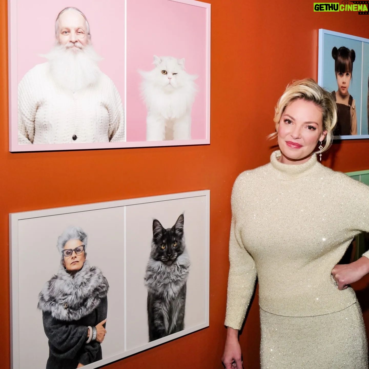 Katherine Heigl Instagram - Thrilled to attend the opening event for the “Best In Show: Pets In Contemporary Photography” exhibition at @fotografiska.newyork last night with @badlandsranchpets Blown away by the talent of the 25 artists and how they've captured the essence of our beloved pets in culture. And... meeeting some of the furry attendees? Absolute highlight!!
Every ticket sold supports the work of the @jasonheiglfoundation Visit from now through January 2024 to experience mesmerizing images and make a difference for animals in need! #BestInShow #FotografiskaNY #NewYork
Stylist: @debswatson
Photography: Ben Rosser/BFA.com