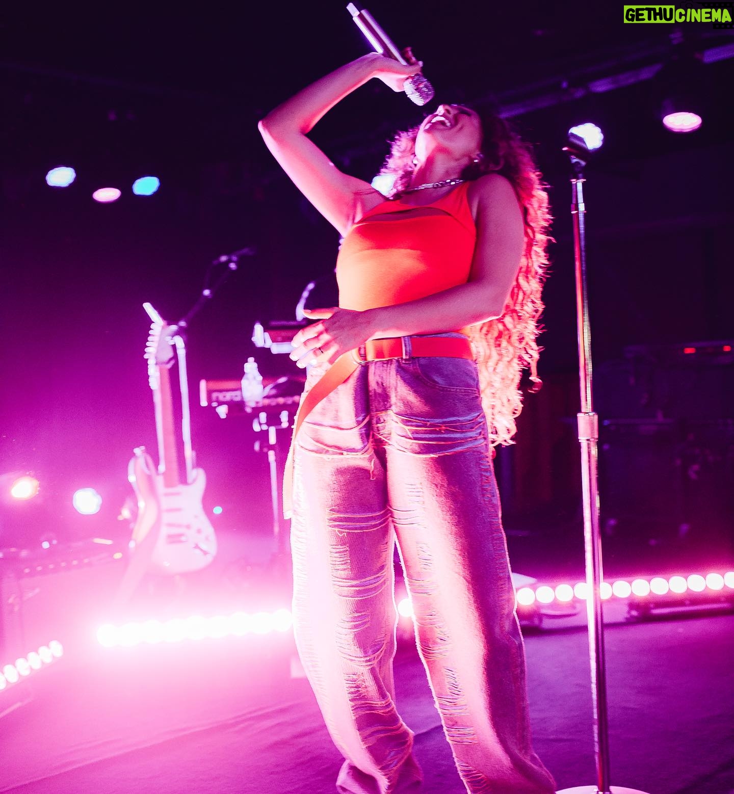Tori Kelly Instagram - yall sang a whole 2 songs (including harmonies & adlibs) without me even on stage lol 🤯🔥