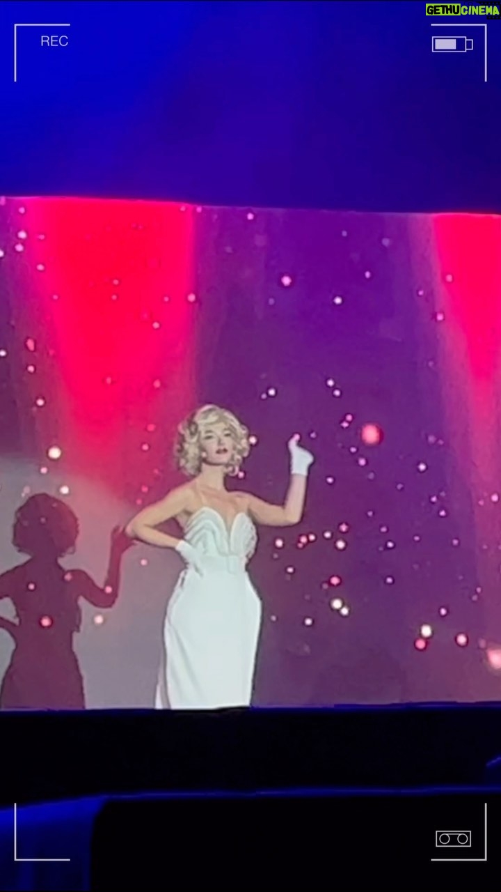 Melisa Döngel Instagram - Benim için inanılmaz bir geceydi🤍 sevgili yönetmenim @ugurbaburhan ve değerli hocalarım @serpilgunseli ve @_nur.dogan_ sonsuz sevgi ve teşekkürlerimi sunarım🥹🕊️🤍 mükemmel emek vererek hazırlandığımız bu gece de kostümleriyle adeta sahnede ışıldamamızı sağlayan @cihan.nacar ve ekibine, performansımı sergilerken bana eşlik eden canım ayakkabılarımın mimarı @spicadanceshoes_ , beni kusursuz bir şekilde ‘marilyn monroe’ ya dönüştüren @sabitakkaya @lancomeofficial @alperkabadayi , performans arkadaşlarım @baranciftci9 @batuhanpekcann @aksaclisahap @yigit_dundar @bersunmelisatan @iamyusufonal @meltemoncul @selinagebes @senakurdoglu veeeee @canbolian @kazancioguzz @metinyavuztr @nkprojeler sonsuz sonsuz teşekkürler 😍😍😍😍😍🫠🫠🤍🤍🤍
BANA BU İNANILMAZ VİDEOYU HAZIRLAYAN BİRİCİK AİLEM @cansuyegin @caglararastopcu @elifdongels @natalya_orlovaa @ranaork @akenginecezeynep @ftsygnn @emingunenc ÇOK AŞIĞIMMM DESTEĞİNİZ ÜSTÜMDEN HİÇ EKSİK OLMASIN🤍🥹🥹🥹