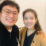 Han Hyo-joo Instagram - 사진첩을 들여다보니 강풀작가님과 무빙으로 처음 만나 이야기했던게 2020년 8월 여름이었구나. 

그 당시 33,34살이었던 나에게 이미현이라는 캐릭터는 정말 쉽게 선택할 수 없는 큰 산같은 도전적인 캐릭터였다. 
선택을 하고도 고민에 고민을 거듭하며 잘 먹지도 자지도 못하고 첫 촬영장에 갔는데 그곳에서 나는 혼자가 아니였다. 
정확하게 디렉션을 주시면서도 푸근한 박인제 감독님과 어느 한 팀 빠질것 없이 프로페셔널하고 성실한 팀들을 만나 자신감 부족했던 나는 봉석이 엄마 이미현으로, 사랑에 빠진 안기부 최연소 수석 요원 이미현으로 젖어들수 있었다. 
세심하고 날카롭게 챙겨주는 배려심 많은 남편을 만나고 눈에 넣어도 안아플것 같은 마음을 느끼게 해주는 맑디 맑은 아들을 만나 마음껏 사랑하고 행복했다. 

1년이 조금 넘는 촬영기간에, 2년이라는 후반작업까지 이렇게 많은 사람들의 열정으로 무빙이라는 작품이 만들어지는 과정을 지켜본 한 배우로써 경이로움을 느꼈고 많은 사람들에게 사랑받는 작품이 되는 기적같은 일을 매주 느끼며 감사하고 또 감사한 마음으로 충만한 두달이었다. 
만든 모든이가 최고였고 재밌게 시청해 주신 많은 분들도 최고!

나에게도 따뜻한 드라마로 남을 무빙이 앞으로도 오래도록 많은 사람들에게 쓸모있었던 드라마로 남길 바라며, 

무빙을 사랑해주신 많은 분들께 깊은 감사의 말씀 전합니다. 감사합니다. ✨

#moving