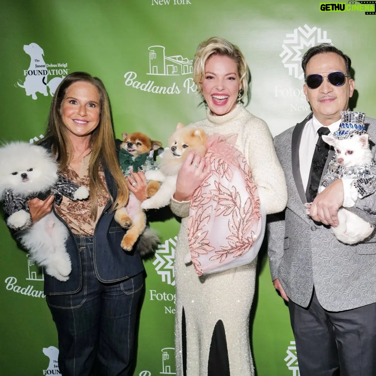 Katherine Heigl Instagram - Thrilled to attend the opening event for the “Best In Show: Pets In Contemporary Photography” exhibition at @fotografiska.newyork last night with @badlandsranchpets Blown away by the talent of the 25 artists and how they've captured the essence of our beloved pets in culture. And... meeeting some of the furry attendees? Absolute highlight!!
Every ticket sold supports the work of the @jasonheiglfoundation Visit from now through January 2024 to experience mesmerizing images and make a difference for animals in need! #BestInShow #FotografiskaNY #NewYork
Stylist: @debswatson
Photography: Ben Rosser/BFA.com