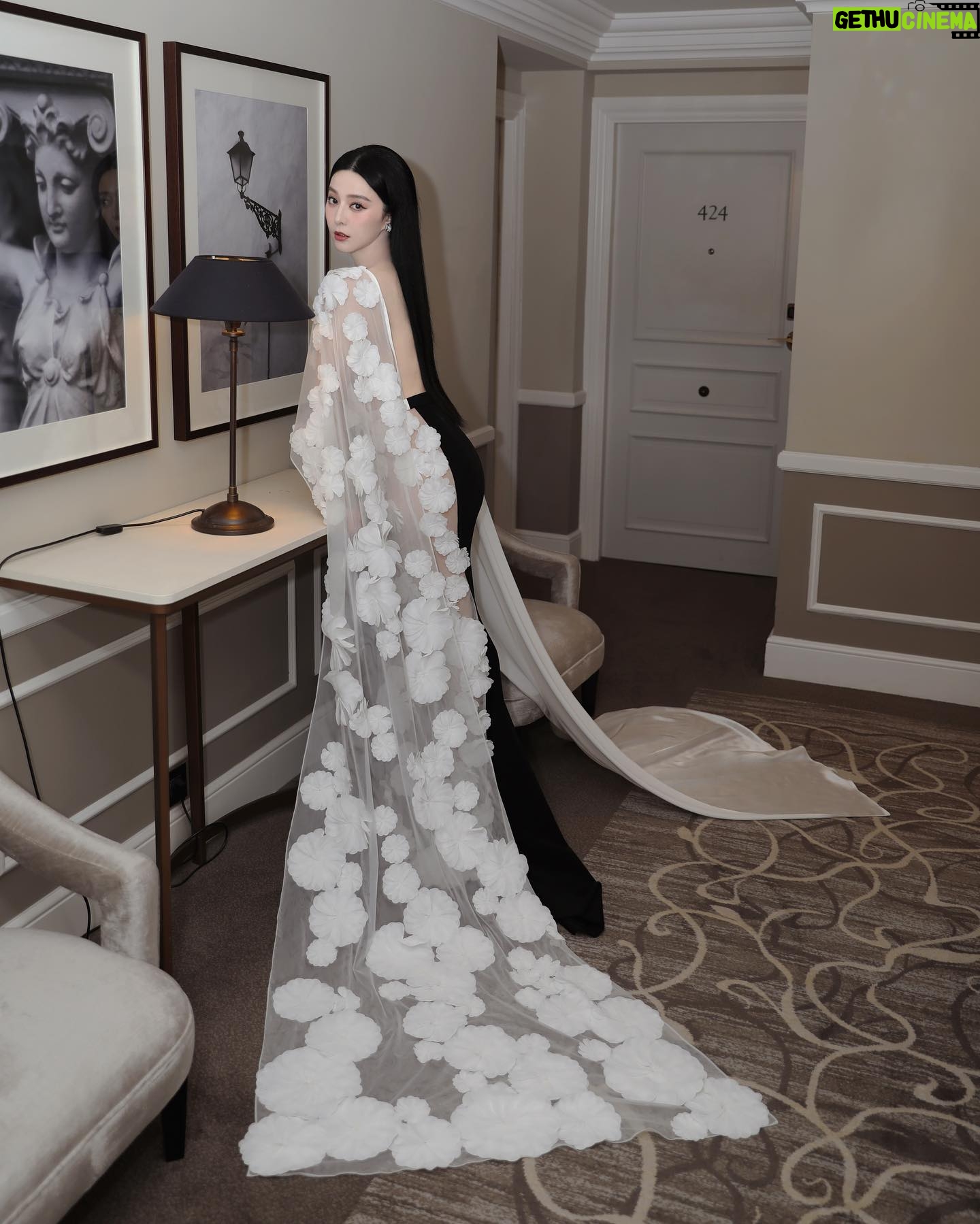 Fan Bingbing Instagram - The opening ceremony of the 71st San Sebastián International Film Festival, in San Sebastián, Gipuzkoa, Spain. #SSIFF #71SSIFF
👗 @georgeschakraofficial, styled by @wishgui3 and @_christopherbu_
💄💇🏻♀️ @huyiyin8
📸 @yuanyizhang
Coordinated by: @jerseychong @randcpmk (@missbega) @chrisprapha @babezoooooooe @mattie_ma