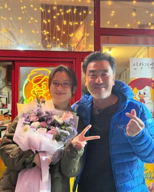 Han Hyo-joo Instagram - 사진첩을 들여다보니 강풀작가님과 무빙으로 처음 만나 이야기했던게 2020년 8월 여름이었구나. 

그 당시 33,34살이었던 나에게 이미현이라는 캐릭터는 정말 쉽게 선택할 수 없는 큰 산같은 도전적인 캐릭터였다. 
선택을 하고도 고민에 고민을 거듭하며 잘 먹지도 자지도 못하고 첫 촬영장에 갔는데 그곳에서 나는 혼자가 아니였다. 
정확하게 디렉션을 주시면서도 푸근한 박인제 감독님과 어느 한 팀 빠질것 없이 프로페셔널하고 성실한 팀들을 만나 자신감 부족했던 나는 봉석이 엄마 이미현으로, 사랑에 빠진 안기부 최연소 수석 요원 이미현으로 젖어들수 있었다. 
세심하고 날카롭게 챙겨주는 배려심 많은 남편을 만나고 눈에 넣어도 안아플것 같은 마음을 느끼게 해주는 맑디 맑은 아들을 만나 마음껏 사랑하고 행복했다. 

1년이 조금 넘는 촬영기간에, 2년이라는 후반작업까지 이렇게 많은 사람들의 열정으로 무빙이라는 작품이 만들어지는 과정을 지켜본 한 배우로써 경이로움을 느꼈고 많은 사람들에게 사랑받는 작품이 되는 기적같은 일을 매주 느끼며 감사하고 또 감사한 마음으로 충만한 두달이었다. 
만든 모든이가 최고였고 재밌게 시청해 주신 많은 분들도 최고!

나에게도 따뜻한 드라마로 남을 무빙이 앞으로도 오래도록 많은 사람들에게 쓸모있었던 드라마로 남길 바라며, 

무빙을 사랑해주신 많은 분들께 깊은 감사의 말씀 전합니다. 감사합니다. ✨

#moving