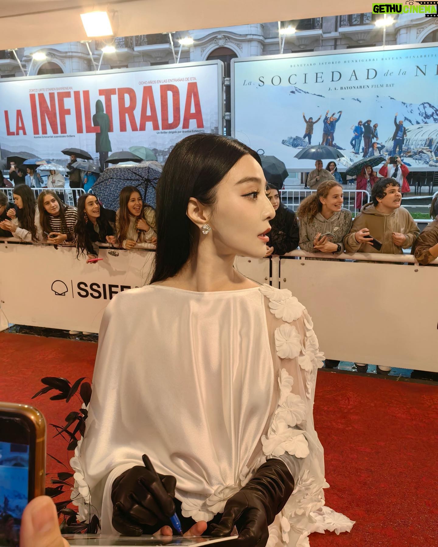 Fan Bingbing Instagram - The opening ceremony of the 71st San Sebastián International Film Festival, in San Sebastián, Gipuzkoa, Spain. #SSIFF #71SSIFF
👗 @georgeschakraofficial, styled by @wishgui3 and @_christopherbu_
💄💇🏻♀️ @huyiyin8
📸 @yuanyizhang
Coordinated by: @jerseychong @randcpmk (@missbega) @chrisprapha @babezoooooooe @mattie_ma