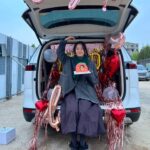 Han Hyo-joo Instagram - 사진첩을 들여다보니 강풀작가님과 무빙으로 처음 만나 이야기했던게 2020년 8월 여름이었구나. 

그 당시 33,34살이었던 나에게 이미현이라는 캐릭터는 정말 쉽게 선택할 수 없는 큰 산같은 도전적인 캐릭터였다. 
선택을 하고도 고민에 고민을 거듭하며 잘 먹지도 자지도 못하고 첫 촬영장에 갔는데 그곳에서 나는 혼자가 아니였다. 
정확하게 디렉션을 주시면서도 푸근한 박인제 감독님과 어느 한 팀 빠질것 없이 프로페셔널하고 성실한 팀들을 만나 자신감 부족했던 나는 봉석이 엄마 이미현으로, 사랑에 빠진 안기부 최연소 수석 요원 이미현으로 젖어들수 있었다. 
세심하고 날카롭게 챙겨주는 배려심 많은 남편을 만나고 눈에 넣어도 안아플것 같은 마음을 느끼게 해주는 맑디 맑은 아들을 만나 마음껏 사랑하고 행복했다. 

1년이 조금 넘는 촬영기간에, 2년이라는 후반작업까지 이렇게 많은 사람들의 열정으로 무빙이라는 작품이 만들어지는 과정을 지켜본 한 배우로써 경이로움을 느꼈고 많은 사람들에게 사랑받는 작품이 되는 기적같은 일을 매주 느끼며 감사하고 또 감사한 마음으로 충만한 두달이었다. 
만든 모든이가 최고였고 재밌게 시청해 주신 많은 분들도 최고!

나에게도 따뜻한 드라마로 남을 무빙이 앞으로도 오래도록 많은 사람들에게 쓸모있었던 드라마로 남길 바라며, 

무빙을 사랑해주신 많은 분들께 깊은 감사의 말씀 전합니다. 감사합니다. ✨

#moving