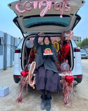 Han Hyo-joo Instagram - 사진첩을 들여다보니 강풀작가님과 무빙으로 처음 만나 이야기했던게 2020년 8월 여름이었구나. 

그 당시 33,34살이었던 나에게 이미현이라는 캐릭터는 정말 쉽게 선택할 수 없는 큰 산같은 도전적인 캐릭터였다. 
선택을 하고도 고민에 고민을 거듭하며 잘 먹지도 자지도 못하고 첫 촬영장에 갔는데 그곳에서 나는 혼자가 아니였다. 
정확하게 디렉션을 주시면서도 푸근한 박인제 감독님과 어느 한 팀 빠질것 없이 프로페셔널하고 성실한 팀들을 만나 자신감 부족했던 나는 봉석이 엄마 이미현으로, 사랑에 빠진 안기부 최연소 수석 요원 이미현으로 젖어들수 있었다. 
세심하고 날카롭게 챙겨주는 배려심 많은 남편을 만나고 눈에 넣어도 안아플것 같은 마음을 느끼게 해주는 맑디 맑은 아들을 만나 마음껏 사랑하고 행복했다. 

1년이 조금 넘는 촬영기간에, 2년이라는 후반작업까지 이렇게 많은 사람들의 열정으로 무빙이라는 작품이 만들어지는 과정을 지켜본 한 배우로써 경이로움을 느꼈고 많은 사람들에게 사랑받는 작품이 되는 기적같은 일을 매주 느끼며 감사하고 또 감사한 마음으로 충만한 두달이었다. 
만든 모든이가 최고였고 재밌게 시청해 주신 많은 분들도 최고!

나에게도 따뜻한 드라마로 남을 무빙이 앞으로도 오래도록 많은 사람들에게 쓸모있었던 드라마로 남길 바라며, 

무빙을 사랑해주신 많은 분들께 깊은 감사의 말씀 전합니다. 감사합니다. ✨

#moving