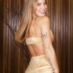 Jésica Cirio Instagram - ✨PARA BRILLAR✨
El Shock Rejuvenecedor Intensivo @estereocolor_oficial me hace brillar y sentirme única. ¡Por eso, es uno de mis elegidos para el finde!

¡Todo lo que mi pelo necesita en un solo shock!

✔️¡Formulado con Micropartículas de Oro 24K que revitalizan tu pelo!

Encontralo en la web
www.tiendaplumari.com/estereocolor o en farmacias