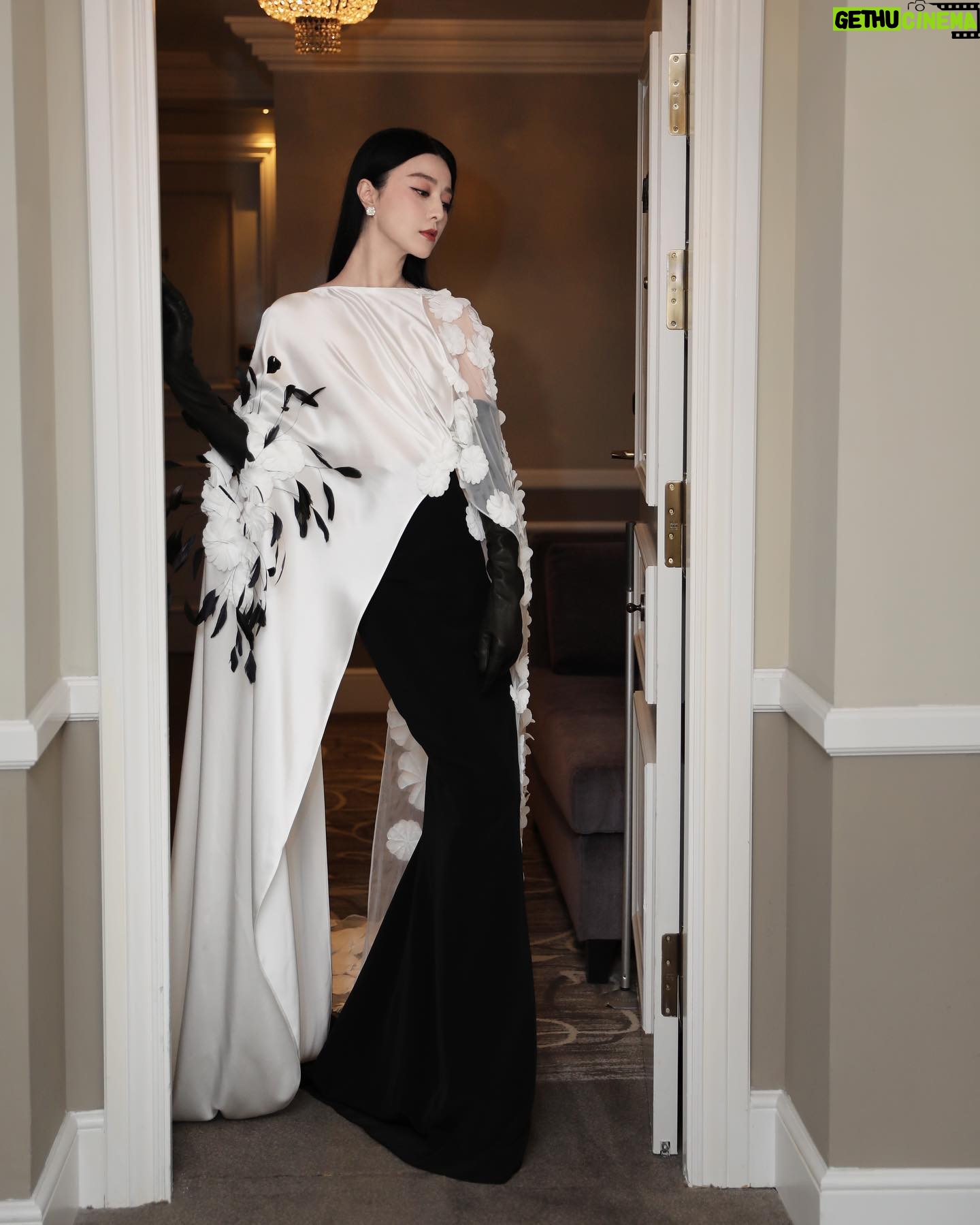 Fan Bingbing Instagram - The opening ceremony of the 71st San Sebastián International Film Festival, in San Sebastián, Gipuzkoa, Spain. #SSIFF #71SSIFF
👗 @georgeschakraofficial, styled by @wishgui3 and @_christopherbu_
💄💇🏻♀️ @huyiyin8
📸 @yuanyizhang
Coordinated by: @jerseychong @randcpmk (@missbega) @chrisprapha @babezoooooooe @mattie_ma