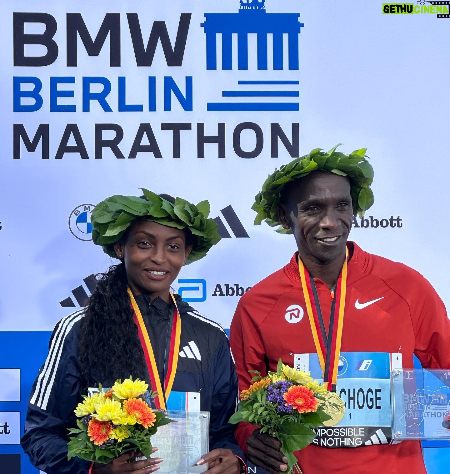 Lena Gercke Instagram - So the women have a new world record ☄️ love being part of this although i didn’t run😝 it‘s always such a special spirit here in Berlin at the @berlinmarathon and i have the biggest respect for all participants🫶 loved driving the #bmwI5 today for this Special Occasion 💕