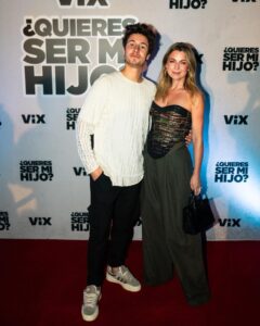 Ludwika Paleta Instagram - Anoche vimos junto con muchos amigos , familia y compañeros. “QUIERES SER MI HIJO” Gracias @juanpazurita por hacer posible que , por única vez, viéramos la peli en el cine 🍿

Por cierto, ya es la película más vista en @vix  Tu, ya la viste?