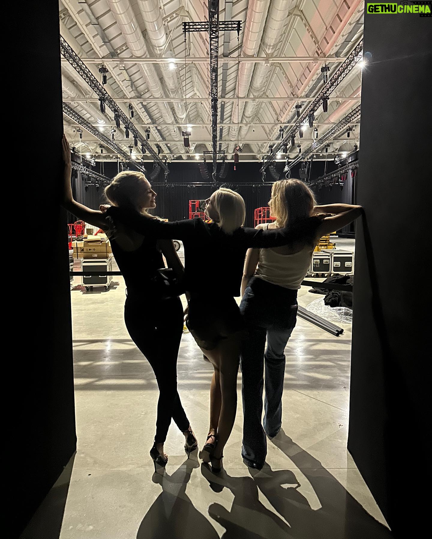 Poppy Delevingne Instagram - Gucci ma Nucci 🖤
Your show was the coolest of the cool @gucci @sabatods Congratulations.
We danced our little socks off & ate pizza for breakfast ~ Milan you are magic.
Glam ~ @earlsimms2 & @emmamakeupmiles 💋